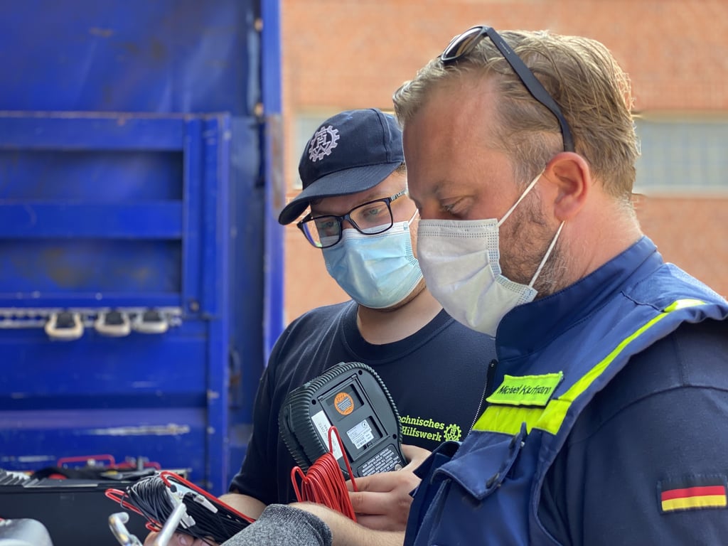 Einsatzkräfte des Technischen Hilfswerkes bei einer Netzkontrolle im Krisengebiet. Dort sind mehr als 3000 Helfer vor Ort.