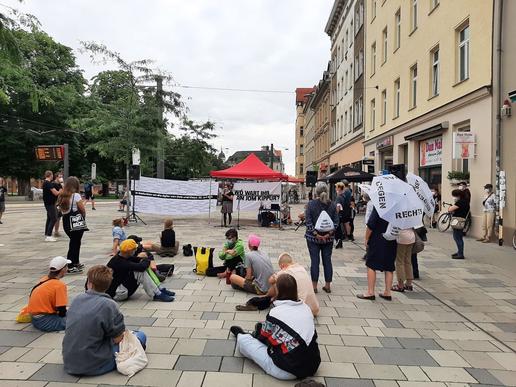 Bei einer Kundgebung am Steintor in Halle wurde am Donnerstag den Opfern der Attentate von Norwegen und München gedacht.