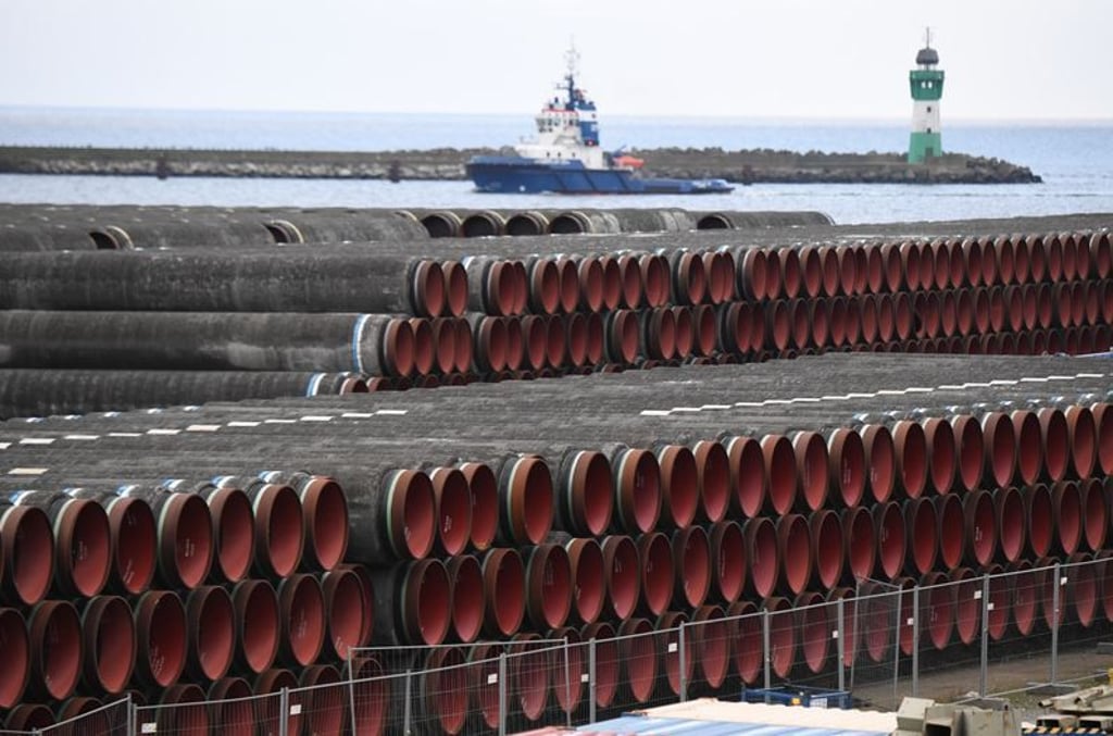 ARCHIV - 25.01.2021, Mecklenburg-Vorpommern, Sassnitz-Mukan: Rohre für den Bau der Erdgaspipeline Nord Stream 2 von Russland nach Deutschland werden im Hafen Mukran auf der Insel Rügen gelagert. (zu dpa: "USA und Deutschland erzielen Durchbruch bei Nord Stream 2")