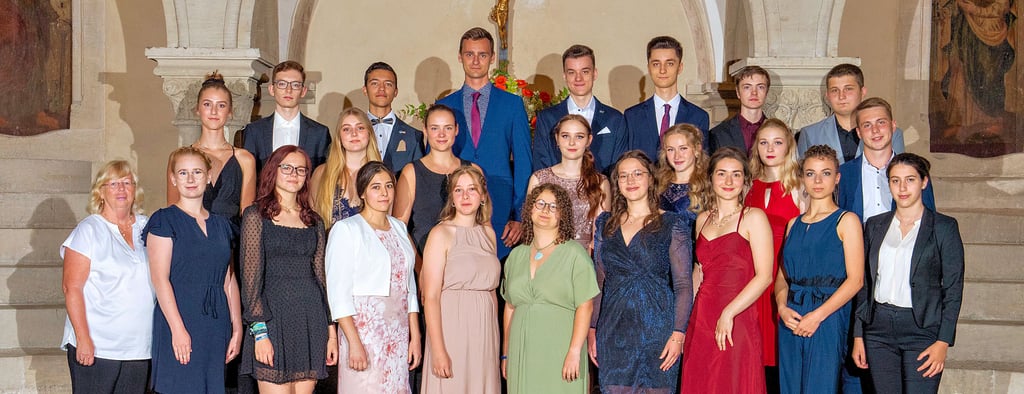 Klasse 12b: Leonie Allstädt (hinten, v.l.), Marvin Gründig, Benedikt Peter Bolle, Jonas Glück, Florian Felber, Marius Felber, Bruno Androsch, Tom Hoffmann; Tabea Müller (Mitte, v.l.), Caroline Schütze, Melanie Welske, Angelina Schneider, Marie Welske, Moritz-Niklas Frank Prater; Klassenleiterin Andrea Dörfel (vorn, v.l.), Maja Wenzel, Sophie Marie Kirsten, Rachel Galimzianov, Ida Emilia Sophie Hildebrandt, Elli Maria Fiedelak, Elli Flint, Freya Helice Wötzel, Sandra Güttel, Lina Dadafaridi