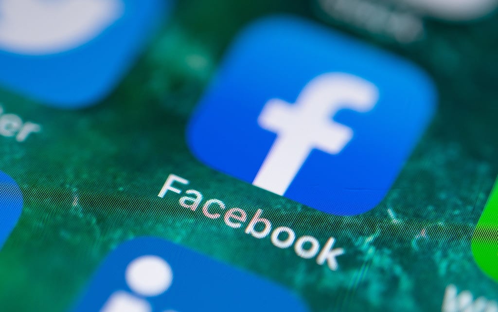 Facebook kämpft gegen diskriminierende Inhalten, Anstößiges und Falschnachrichten.