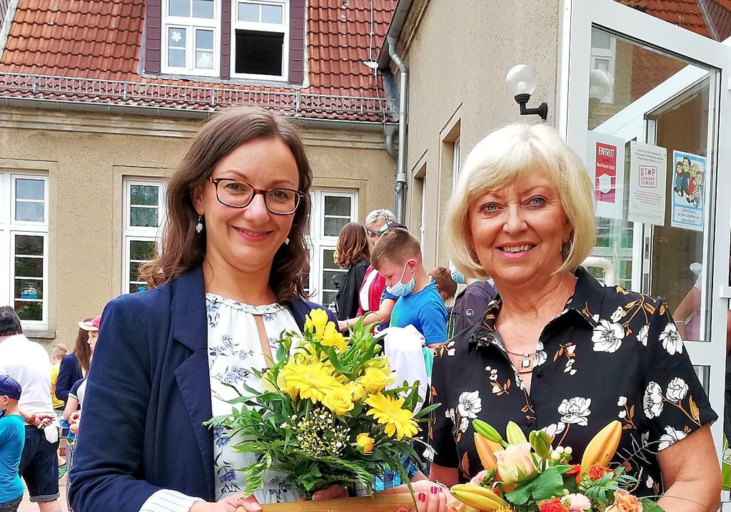 Die ehemalige Schulleiterin Karla Wiemer (rechts) übergibt den Staffelstab an ihre Nachfolgerin Katharina Wagner.