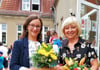 Die ehemalige Schulleiterin Karla Wiemer (rechts) übergibt den Staffelstab an ihre Nachfolgerin  Katharina Wagner.  