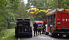 Ein Rettungshubschrauber landet nach dem schweren Unfall auf der B248 bei Vitzke im Altmarkkreis. Ein Mercedesfahrer erlitt bei dem Unfall nach ersten Polizeiangaben schwerste Verletzungen.