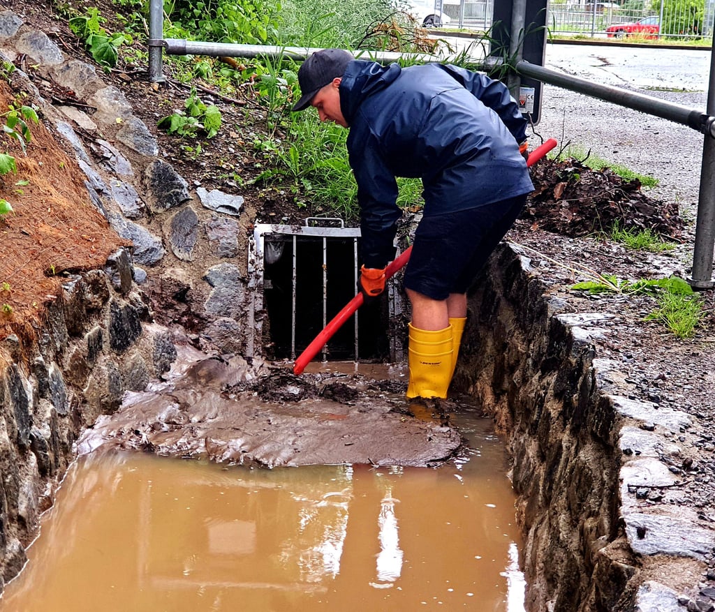 Sascha Kräuter räumt beim Juni-Hochwasser den zugeschwemmten Einlauf des Ratskopfgrabens an der Himmelpforte.