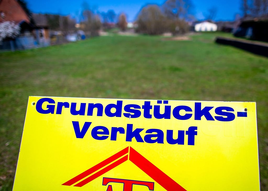 Ein Werbeschild informiert über den Verkauf eines Grundstücks.