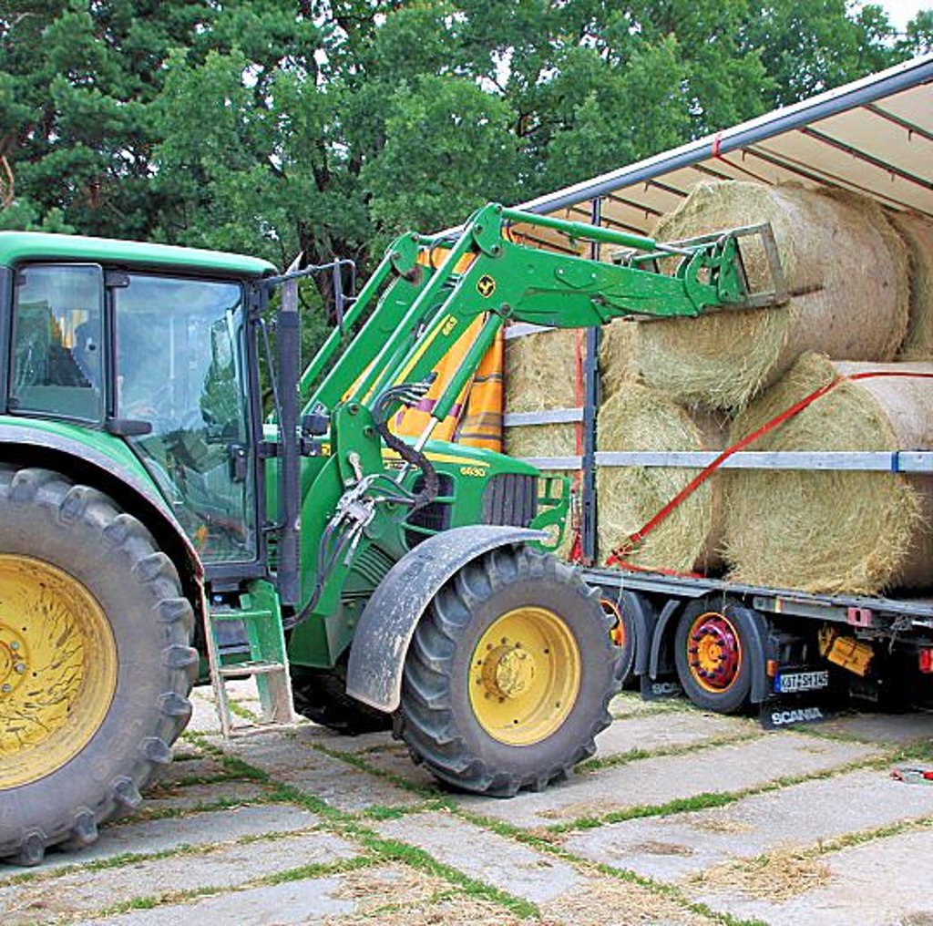 Die Futterspende wird aufgeladen.