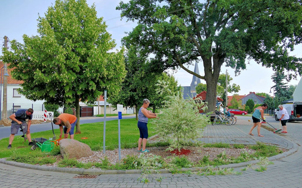 Alle zusammen bringen die Bethauer ihren Dorfplatz auf Vordermann. Sie haben noch eine Woche bis zum Besuch der Kommission.