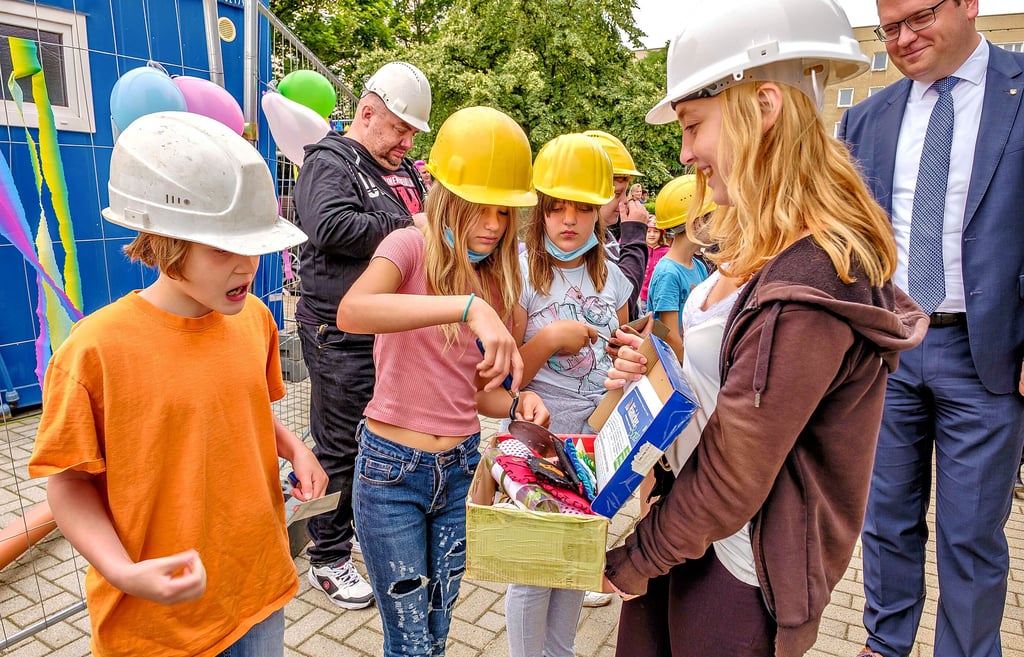 Die Zeitkapsel der Schule wird befüllt. Hier kommen die „Glückspfennige“ rein.