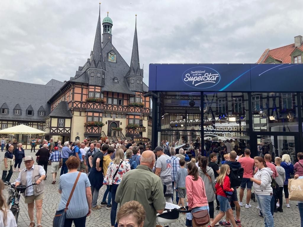 In diesem gläserenen Kubus auf dem Marktplatz vor dem Rathaus finden vom 22. bis 26. Juli die Castings statt. Heute gegen 11 Uhr ging es los.