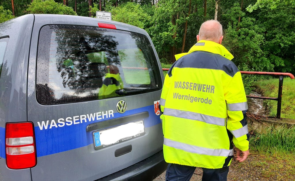 Acht Mitglieder bilden Wernigerodes Wasserwehr. Unterstützt werden sie von elf Gewässerpaten, die die Bach- und Flüssläufe in ihrer Nachbarschaft regelmäßig im Auge behalten.