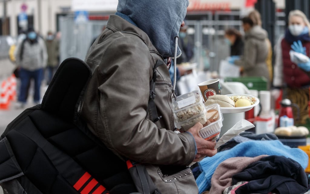 Freiwillige Helfer verteilen Nahrungsmittel an Bedürftige.