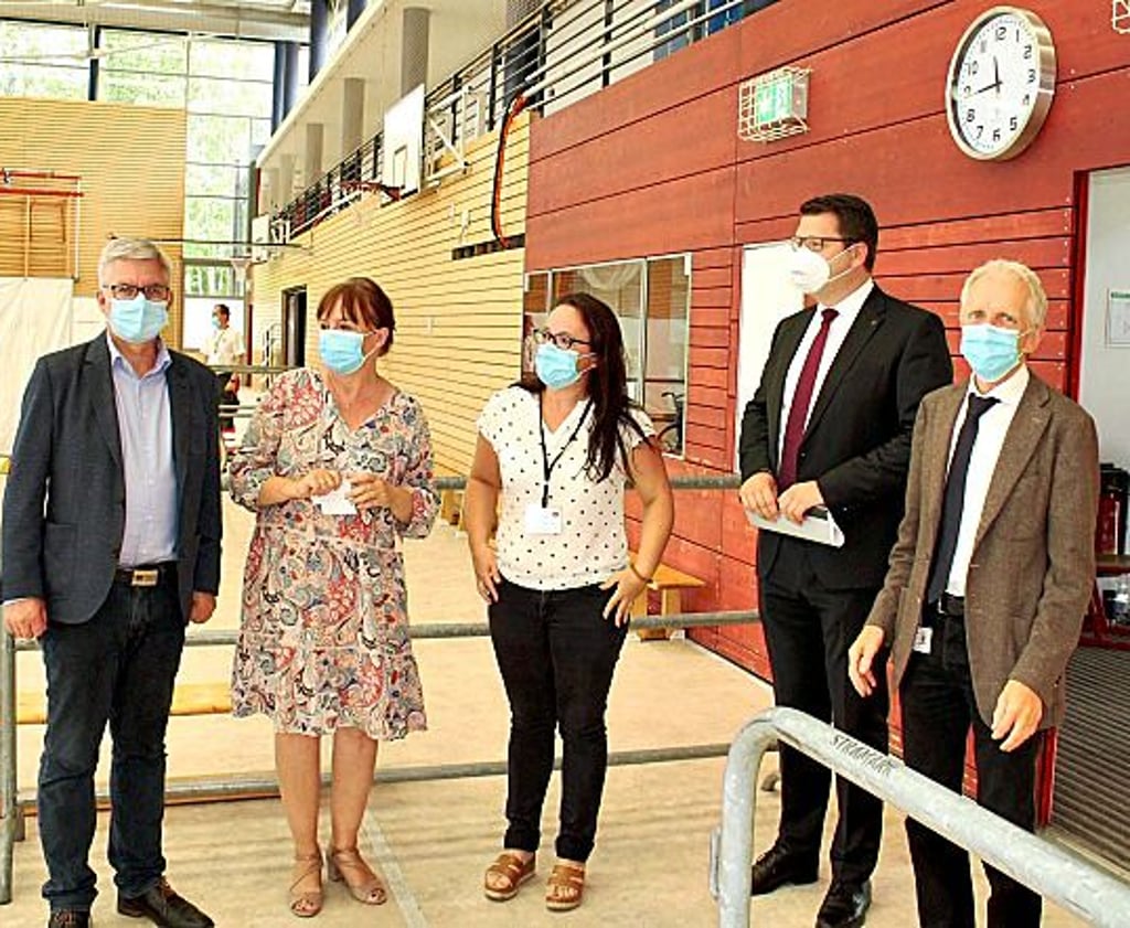 Werben fürs Impfen: Frank Volkert, Ärztlicher Direktor, Amtsärztin
Susanne Göbel, Elisabeth Rahn,
organisatorische Leiterin des Impfzentrums, Landrat Christian Tylsch und Professor Franz X. Kleber, stellvertretender ärztlicher Direktor im Paul Gerhardt Stift.