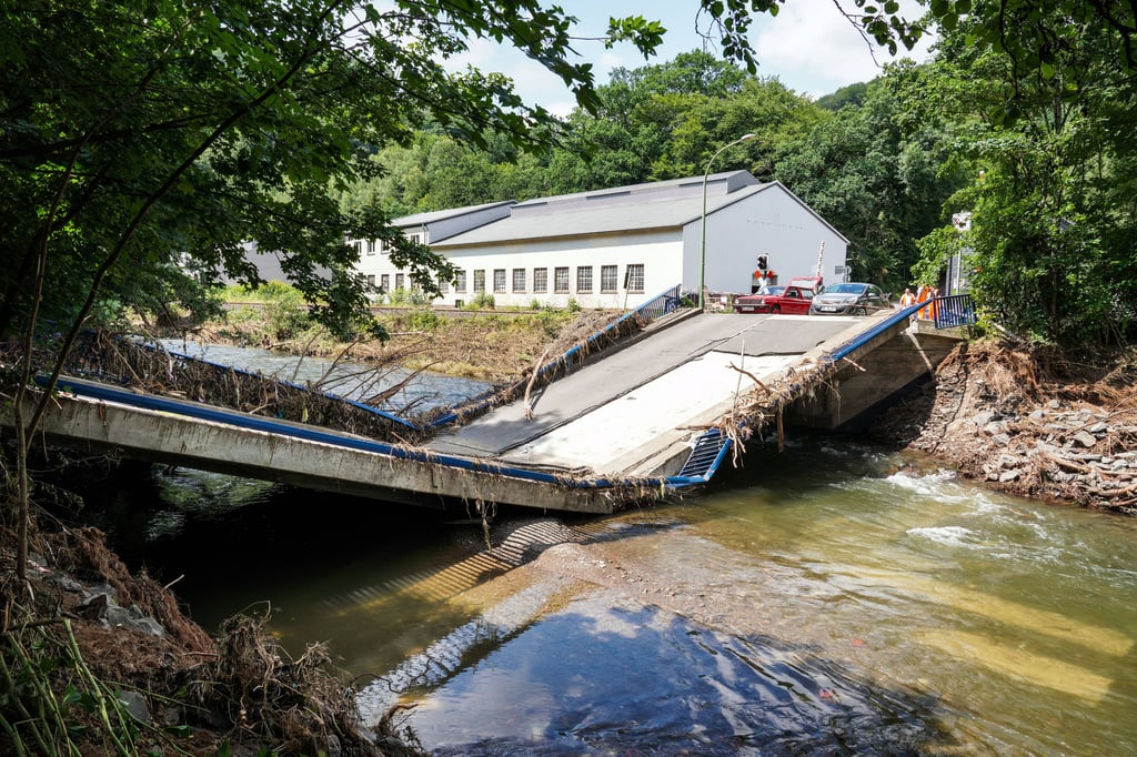 Hagen-Dahl, Volmetal, 21.7.2021. Währen der Hochwasserflut im Juli 2021 eingestürzte Brücke über die Volme.