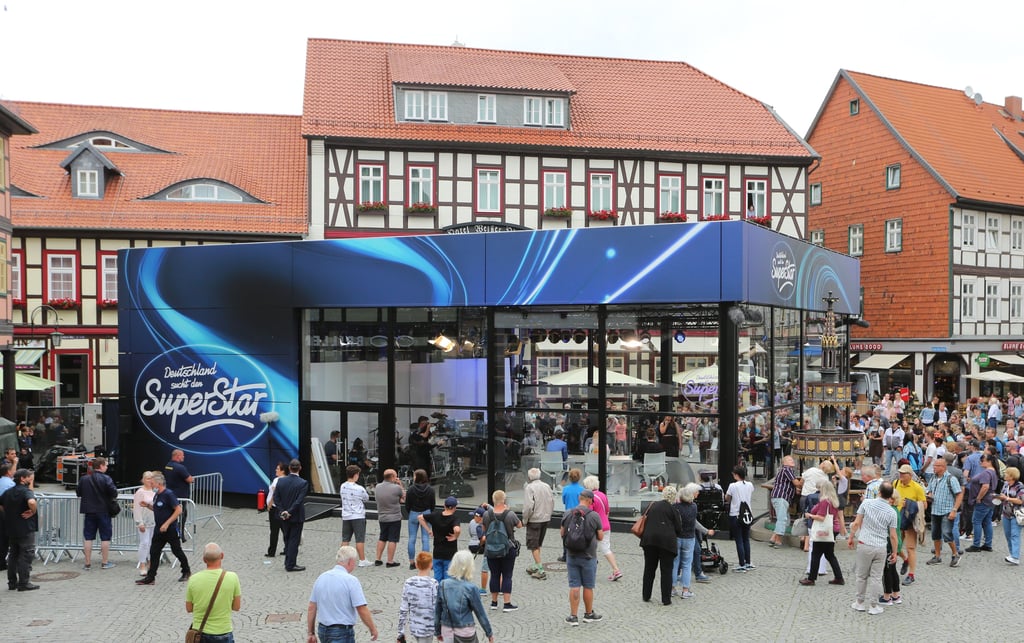 Hunderte Fans der bekannten RTL-Castingshow „Deutschland sucht den Superstar“ kommen zum Kubus auf dem Marktplatz, in dem die Castings aufgezeichnet werden.