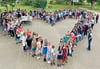 Die Schüler bildeten ein großes Herz auf dem Pausenhof, um sich von ihrer Schulleiterin zu verabschieden.
