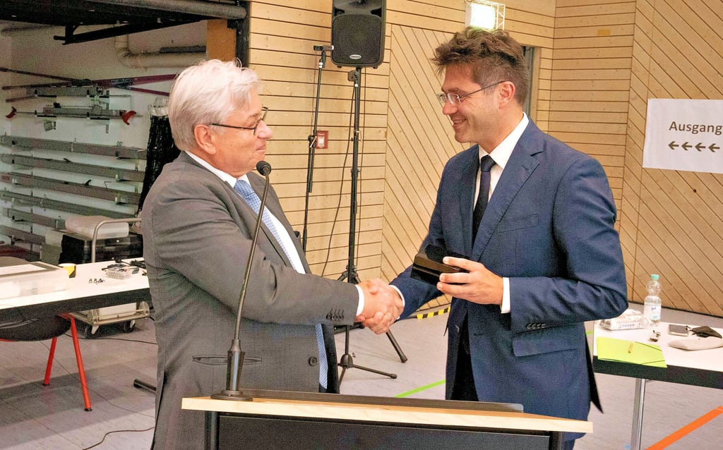 Kurz nach dem Amtseid: Peter Kuras (l.) gratuliert seinem Oberbürgermeister-Nachfolger Robert Reck.