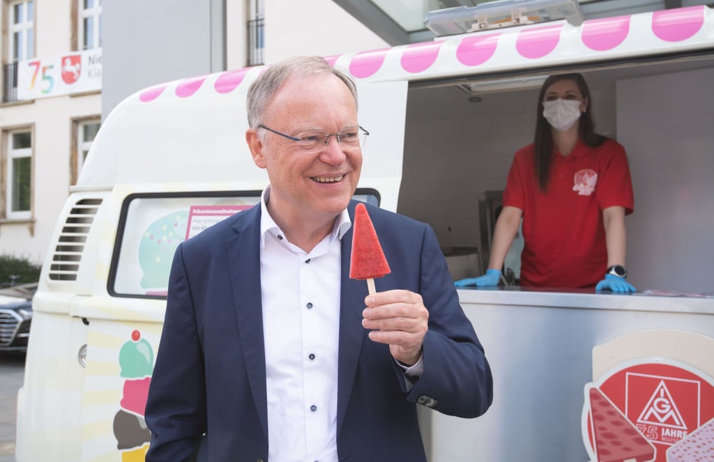 Stephan Weil isst ein Eis bei der Eis-Tour 2021 der IG Metall Wolfsburg.