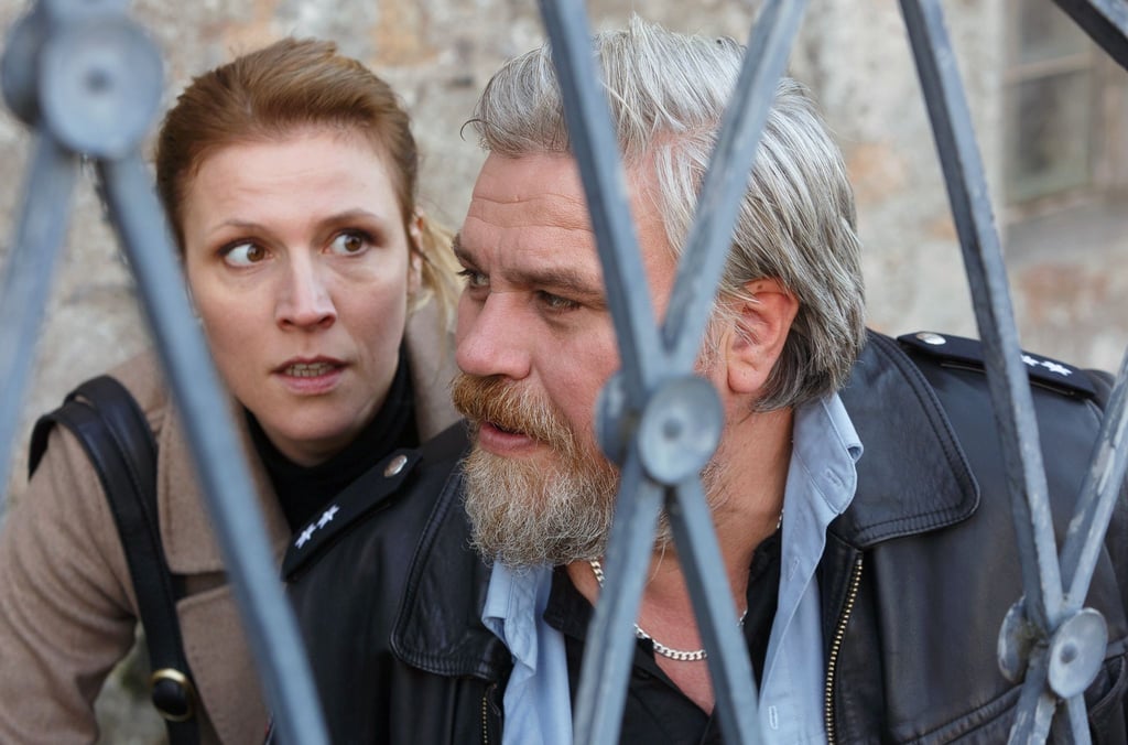 Vorsicht Scharfschütze! Koops (Aljoscha Stadelmann) und die Personenschützerin Claudia Böhm (Franziska Weisz) gehen in Deckung.
