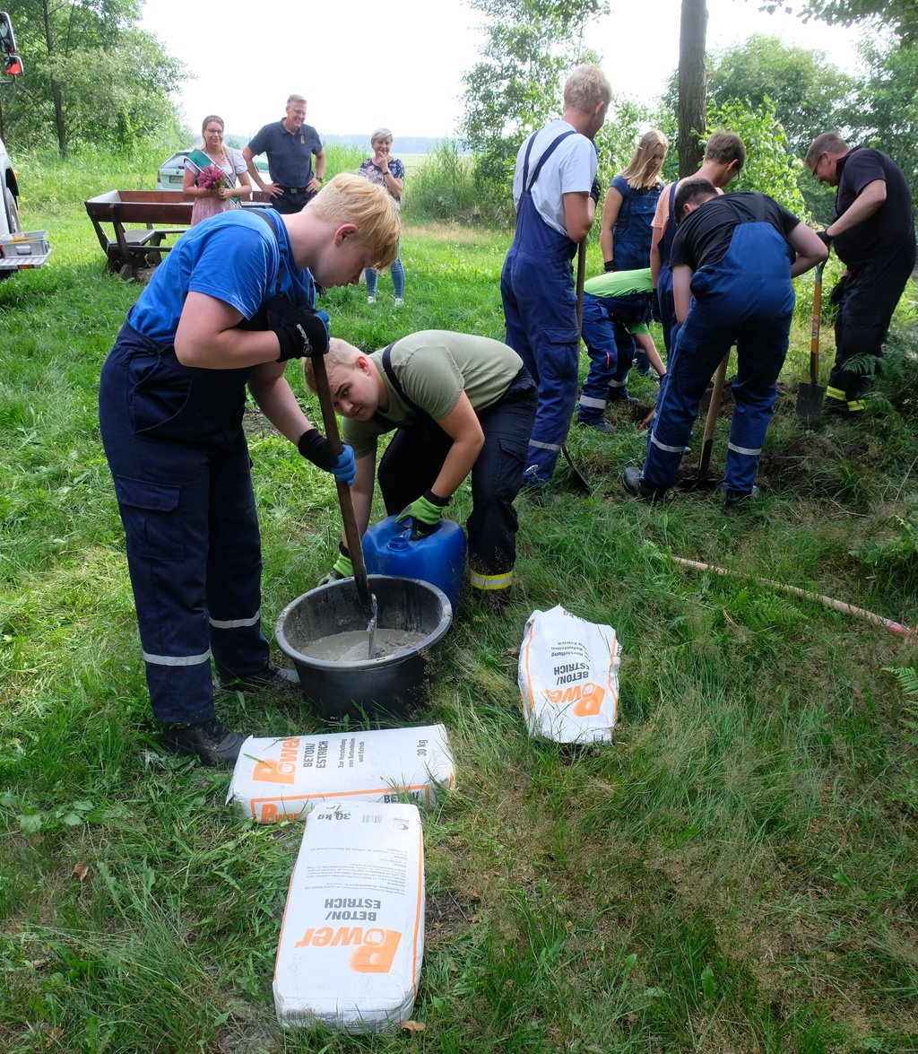 Der Beton für die Fundamente wird per Hand angerührt.