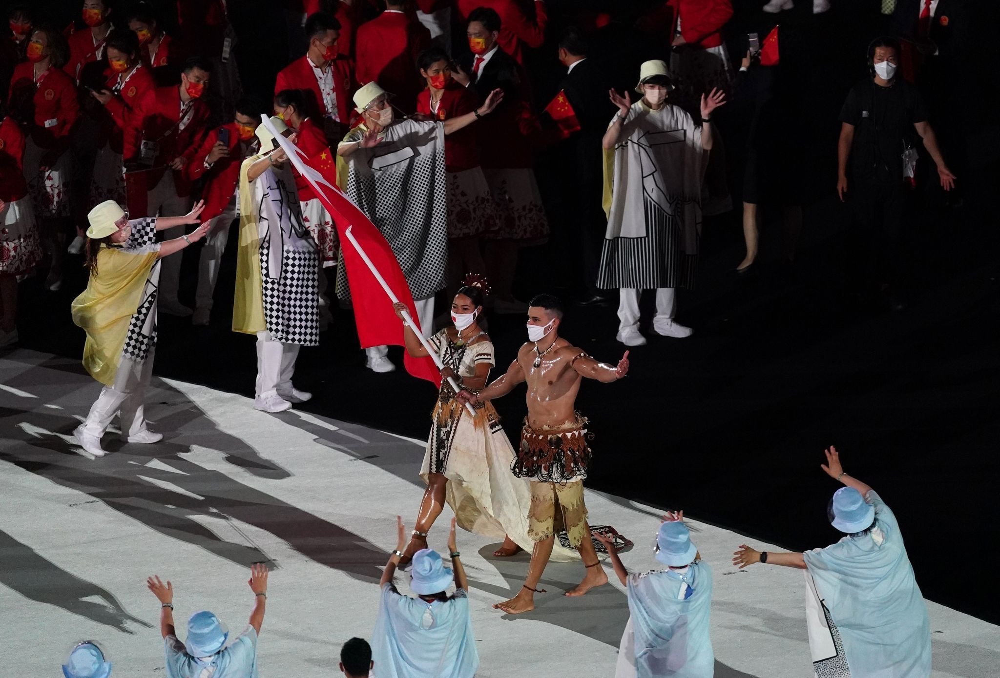 Taekwondo-Kämpfer Pita Taufatofua brachte die Fahne von Tonga erneut oberkörperfrei ins Stadion.