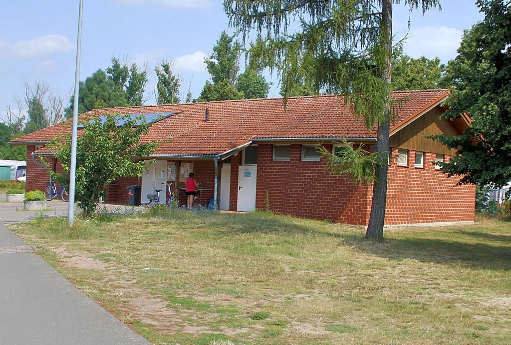 Das in die Jahre gekommene Sanitärgebäude am Jersleber See soll saniert werden - nur eben ohne ?Leader"-Fördermittel.
