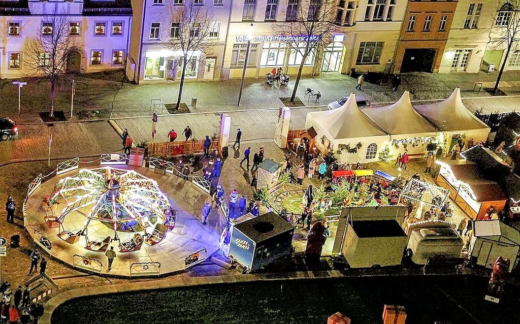 Weihnachtsmarkt auf dem Altmarkt in Zeitz: In diesem Jahr will ihn die Stadt Zeitz selbst durchführen, weil es keinen externen Veranstalter gibt.