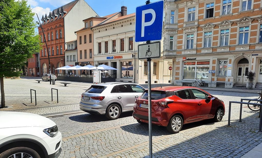 Der Behindertenparkplatz vor dem Stadthaus 2 am Markt in Stendal muss noch baulich angepasst werden.