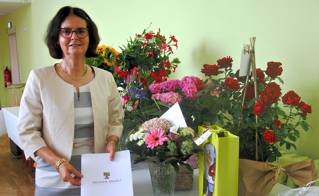 Nach 17 Jahren als Schulleiterin an der Beetzendorfer Sekundarschule wurde Sabine Hornkohl in den Ruhestand verabschiedet. Vom Land erhielt sie eine Urkunde, von Kollegen und langjährigen Mitstreitern zahlreiche Blumen und Präsente.