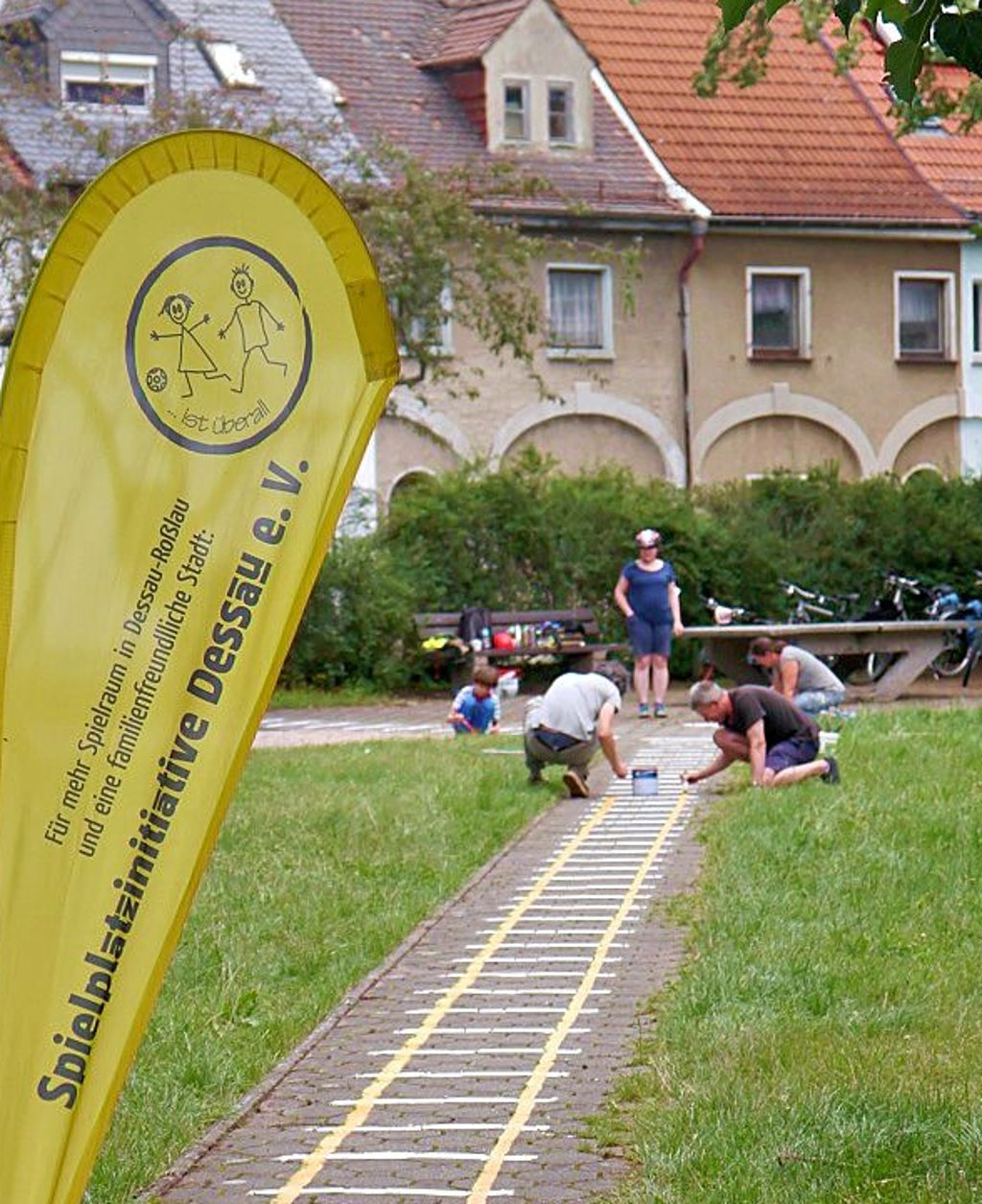 Mit Pflastermalereien wird der Lindenplatz aufgewertet.