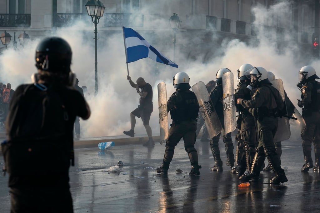 Die griechische Polizei setzt Tränengas und Wasserwerfer ein, um Anti-Impf-Demonstranten während einer Kundgebung auf dem Syntagma-Platz zu vertreiben.