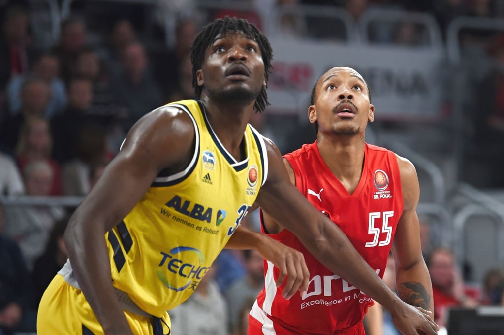 Darion Atkins (r) kämpft um den Ball.