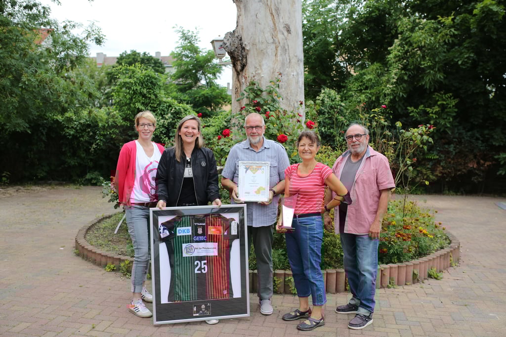 Dorit Schubert (Paritätischer, von links), Franziska Bredow (offener Kanal Stendal), Hans-Jürgen Wolf, Martina Soppa (beide Stille Rosen) und Bernd Zürcher (Kunstplatte) trafen sich in Schönebeck zur Preisübergabe.