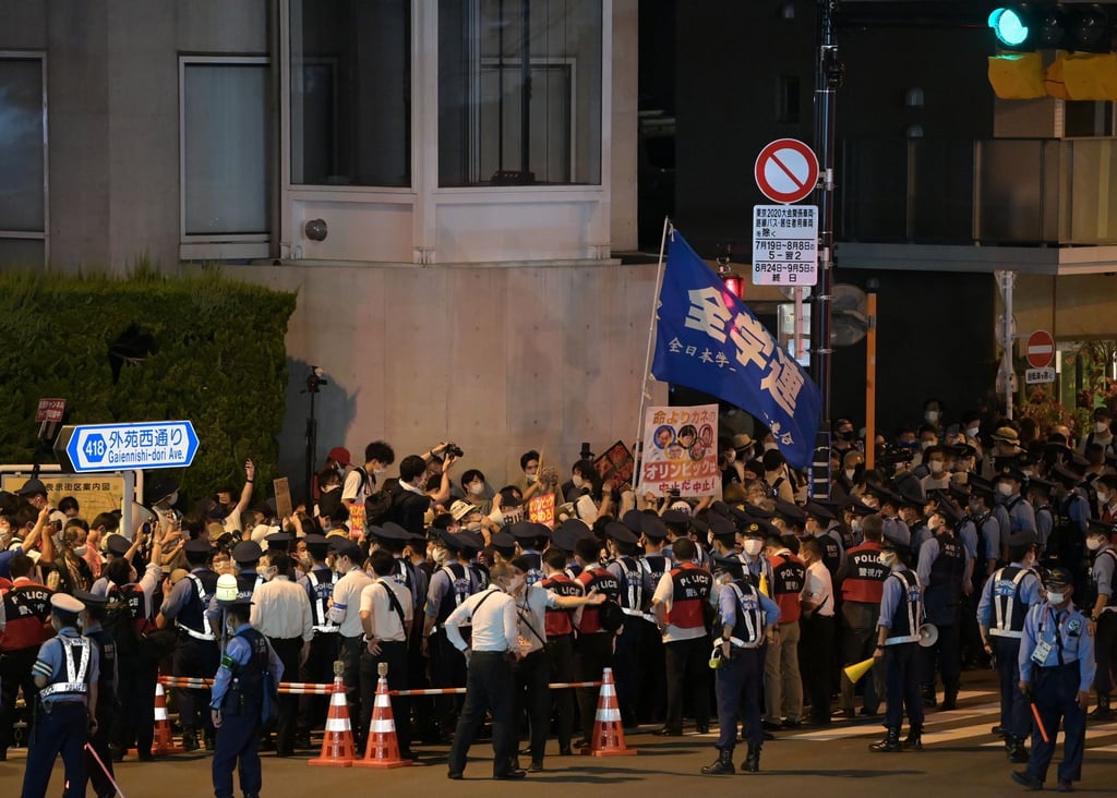 Demonstranten protestieren vor dem Stadion gegen die Austragung der Spiele.