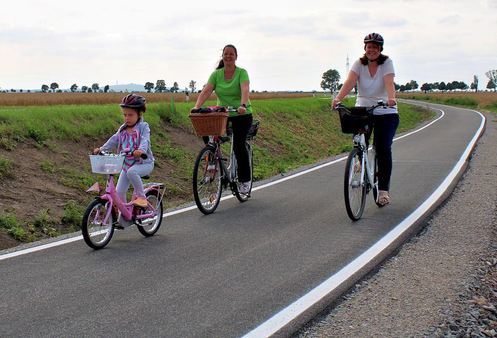 Henriette Brosig, Claudia Stange und Franziska Brosig unterwegs auf dem neuen Radweg.