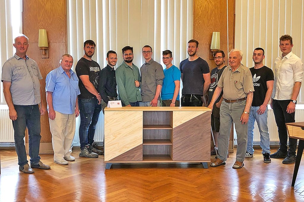 Gruppenfoto der Tischlergesellen zusammen mit den Lehrmeistern.