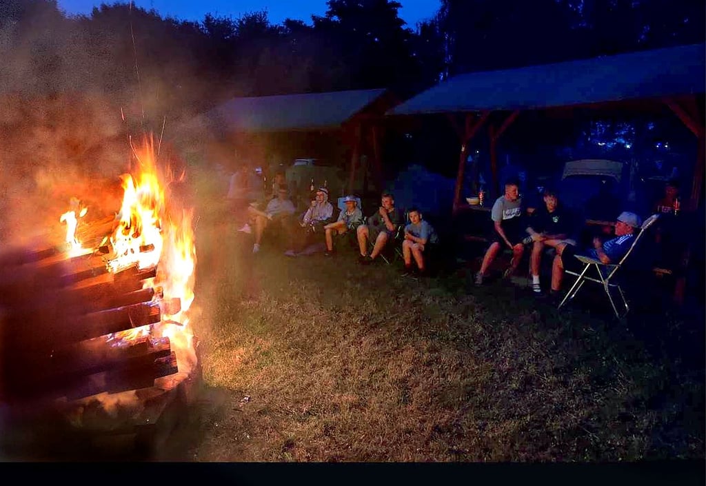 Auch Lagerfeuer-Romantik macht das Jugend-Anglercamp an der Löderburger Laake aus.