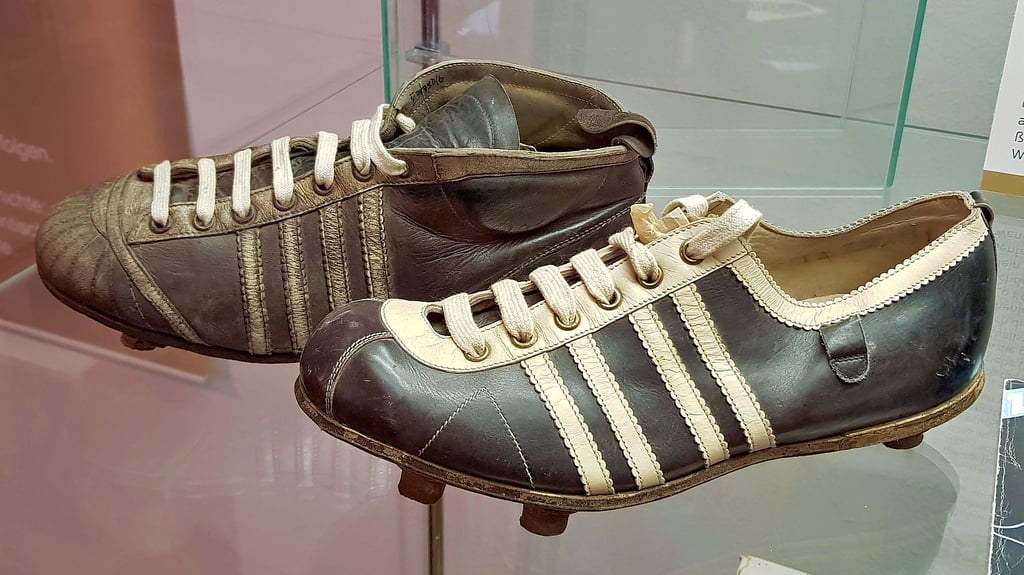 Nichts für Leisetreter: Zeha-Fußballschuhe aus den 1950er Jahren mit vier Streifen, die damals noch parallel zueinander verliefen.
