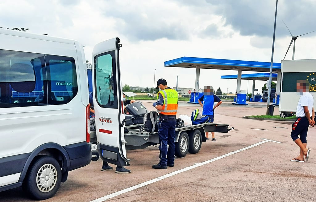 Der Zoll kontrolliert das Gepäck einer rumänischen Reisegruppe. Zu beanstanden gab es bei ihnen nichts.