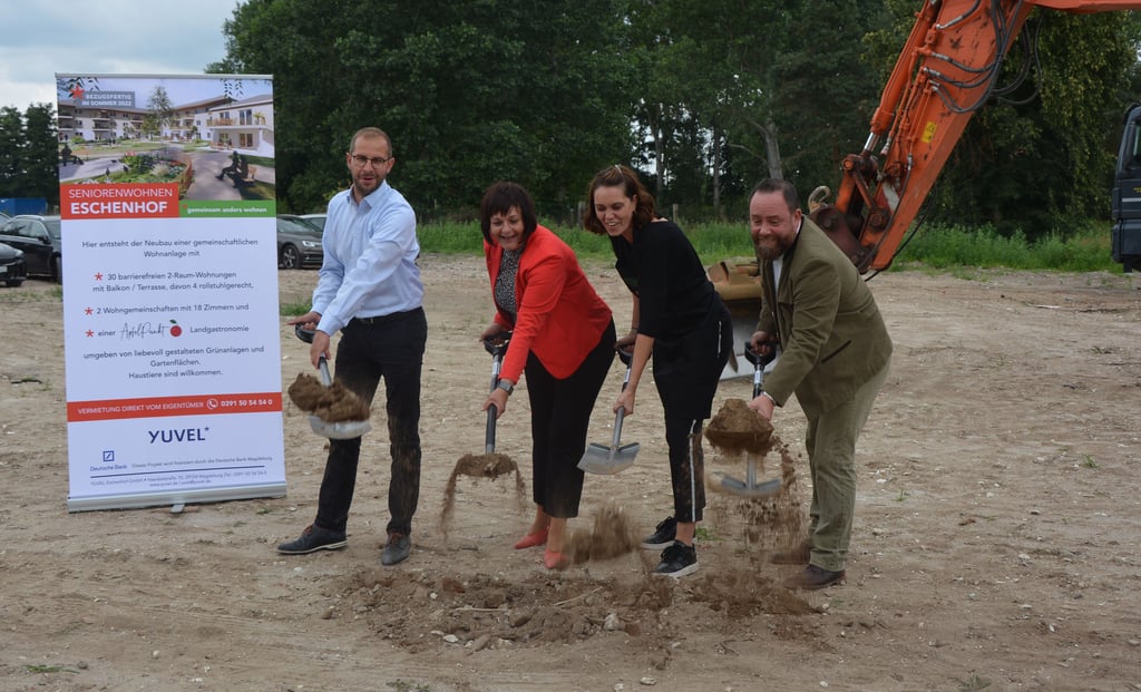 Bürgermeister Philipp Sievert vollzieht gemeinsam mit Investorin Babette Schmidt, Mitarbeiterin Sandra Schier und dem ehemaligen Eigentümer der Fläche, Oliver Kirchner, den ersten Spatenstich für das Bauvorhaben an der Parchauer Chaussee.