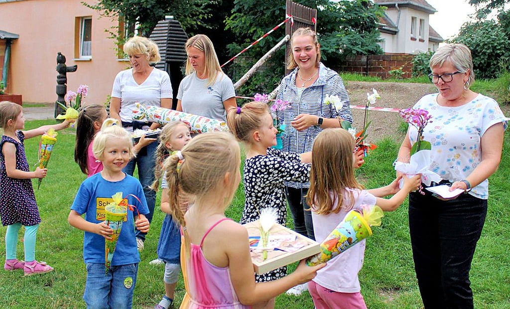 Den Erziehern dankten die Zuckertütenkinder mit Blumen und Geschenken.