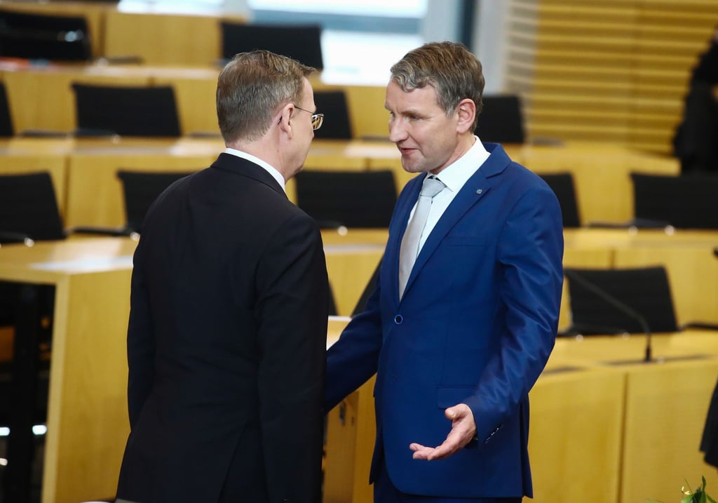 Bodo Ramelow (l, Die Linke) verweigert Björn Höcke (AfD) den Handschlag nach der Ministerpräsidentenwahl 2020.