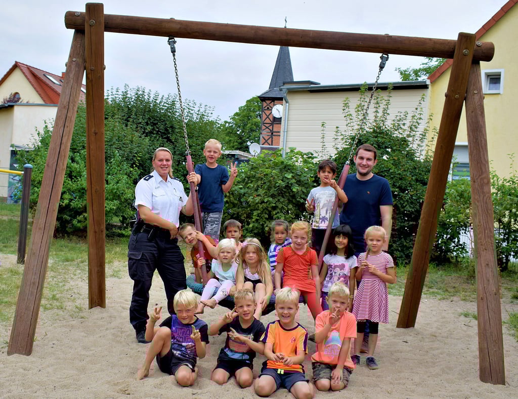Aufmerksame Zuhörer und im Notfall auf Zack, so agierten in dieser Woche die großen Kinder der Wahlitzer Kindertagesstätte ?Klusspatzen?. RBB Nadin Hesse sprach mit ihnen über das Thema ?Fremde?, während Luca Sander in die Rolle des Fremden schlüpfte und versuchte, die Kinder anzusprechen.