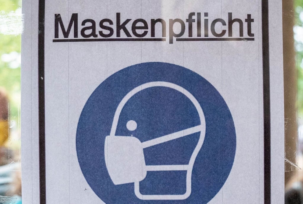 Ein Plakat mit der Aufschrift „Maskenpflicht“.
