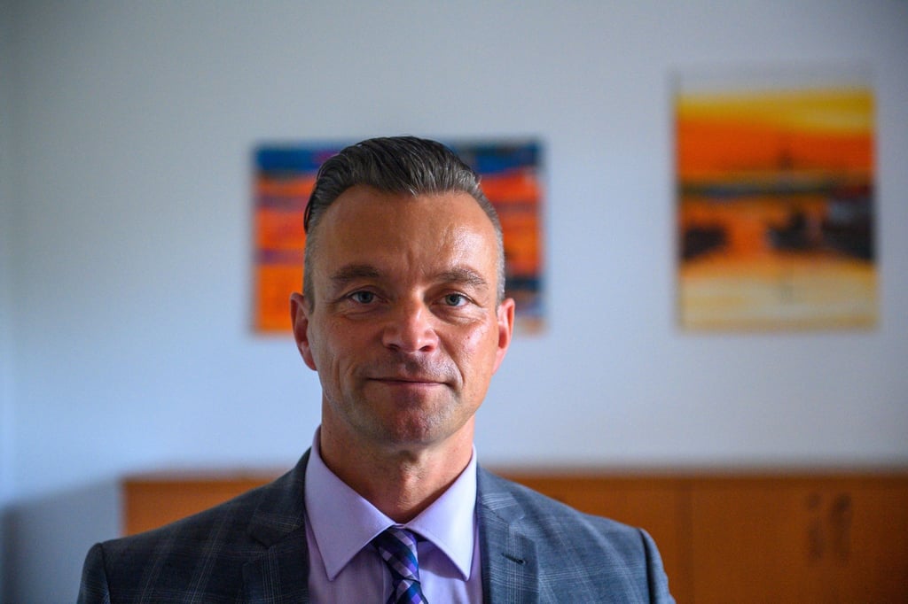 Andy Grabner (CDU), Landrat des Landkreises Anhalt-Bitterfeld, steht im Hauptsitz der Kreisverwaltung in seinem Büro.