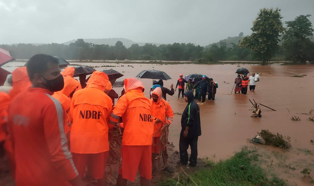 Rettungskräfte des Katastrophenschutzes bei der Evakuierung von Menschen im indischen Chiplun.