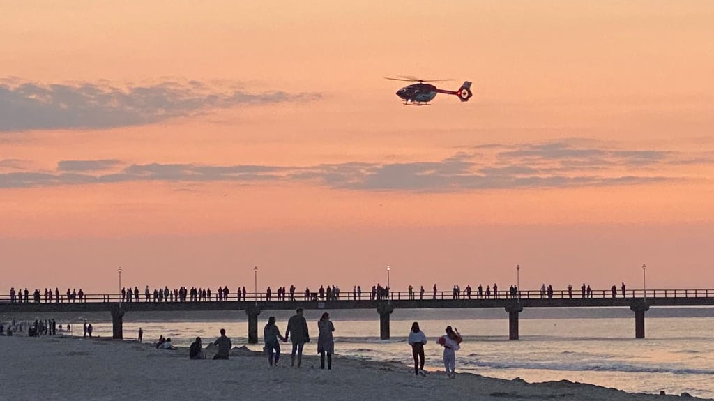 Ein Rettungshubschrauber fliegt über die Seebrücke im Ostseebad. Ein zwei Jahre alter Junge ist auf der Brücke auf Usedom bei einem Fotoversuch der Mutter ins Wasser gestürzt. Foto: