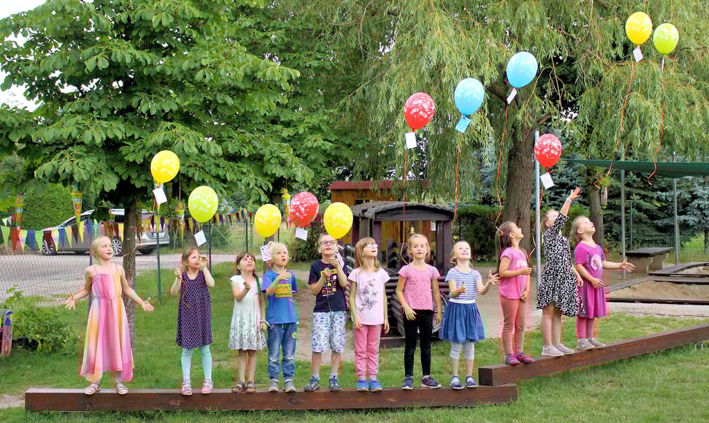 Die elf Zuckertütenkinder der Deetzer Kita Regenbogen ließen zu ihrem Abschiedsfest Luftballons mit ihren Wünschen steigen.
