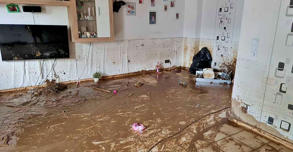 Der Schlamm ist noch nicht vollständig aus dem Wohnhaus der Familie in Heimersheim entfernt worden.
