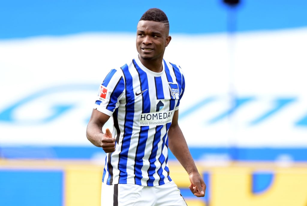Jhon Cordoba geht über den Platz.